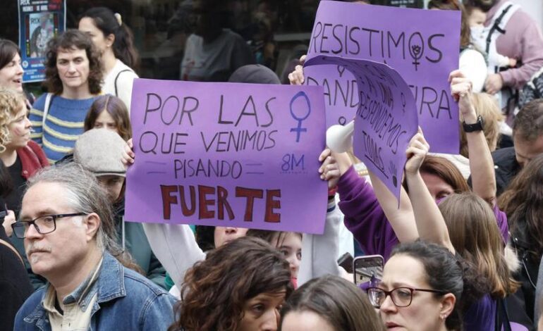 8M ASTURIAS | Crónica del 8M asturiano en Gijón: un movimiento muy diverso cerró filas, las transfeministas pasearon una polémica imagen de La Santina y una vecina de 85 años se estrenó en la marcha