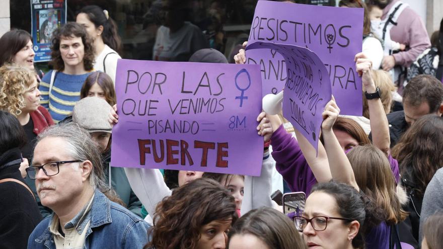 8M ASTURIAS | Crónica del 8M asturiano en Gijón: un movimiento muy diverso cerró filas, las transfeministas pasearon una polémica imagen de La Santina y una vecina de 85 años se estrenó en la marcha