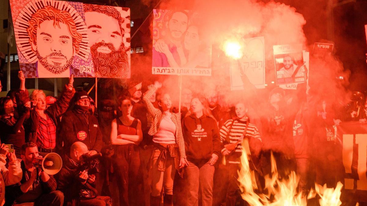 Manifestantes acampan en Tel Aviv para exigir a Netanyahu que continúe el alto el fuego