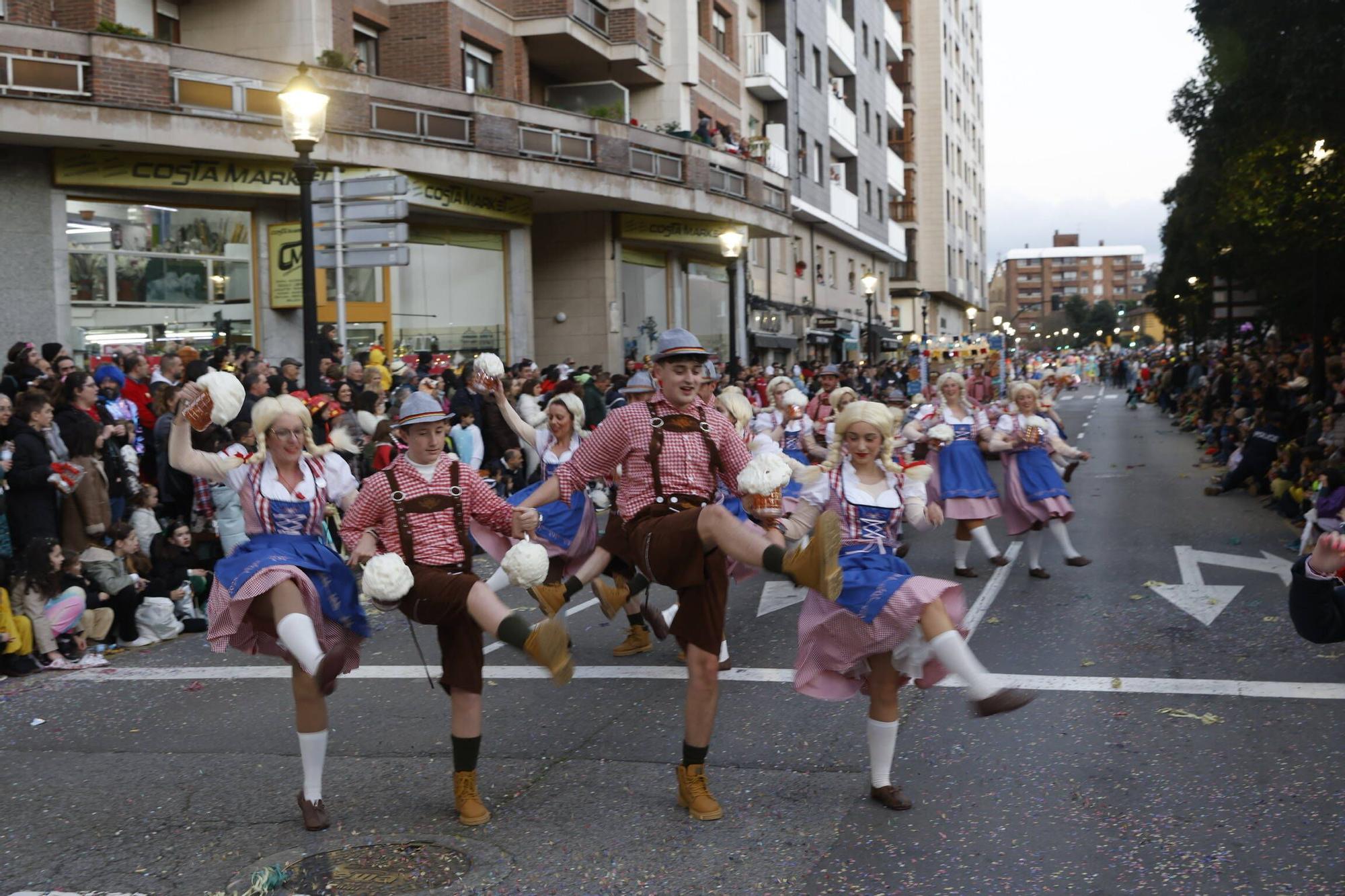 Así fue el multitudinario y espectacular desfile de Antroxu en Gijón (en imágenes)