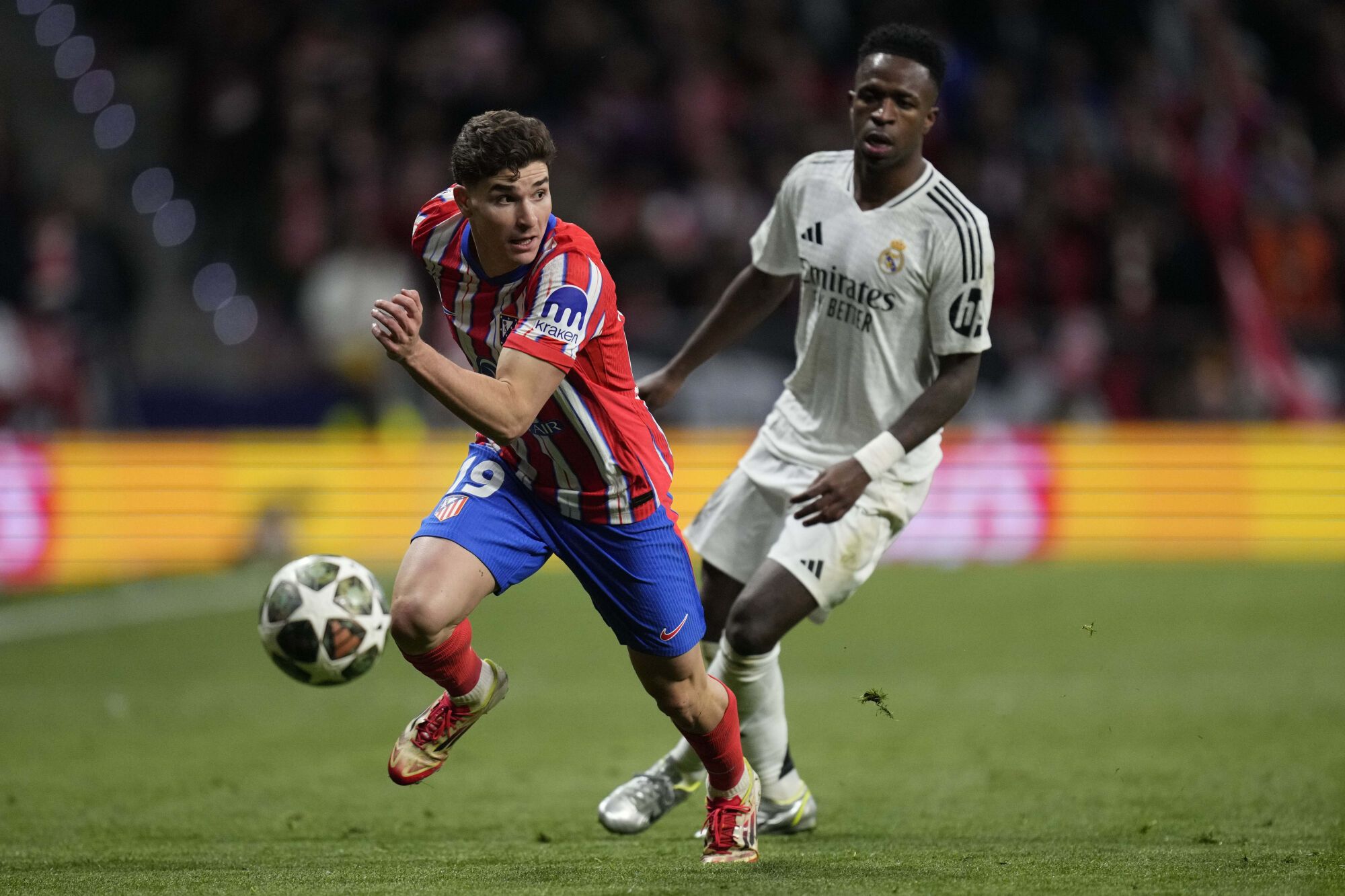 Atletico Madrid's Julian Alvarez in Action in Front of Real Madrid's Vinicius Junior During the Champions League Round of 16, Second Leg, Soccer Match Between Athletic Madrid and Real Madrid at The Metropolitan Stadium in Madrid, Spain, Wednesday, March 12, 2025. (Ap Photo/Bernat Armangue). Editorial Use Only/Only Italy And Spain