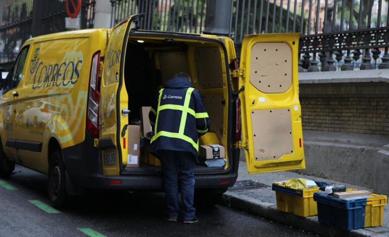 Correos acuerda con los sindicatos recolocar a 800 trabajadores y bajas incentivadas para otros 1.200