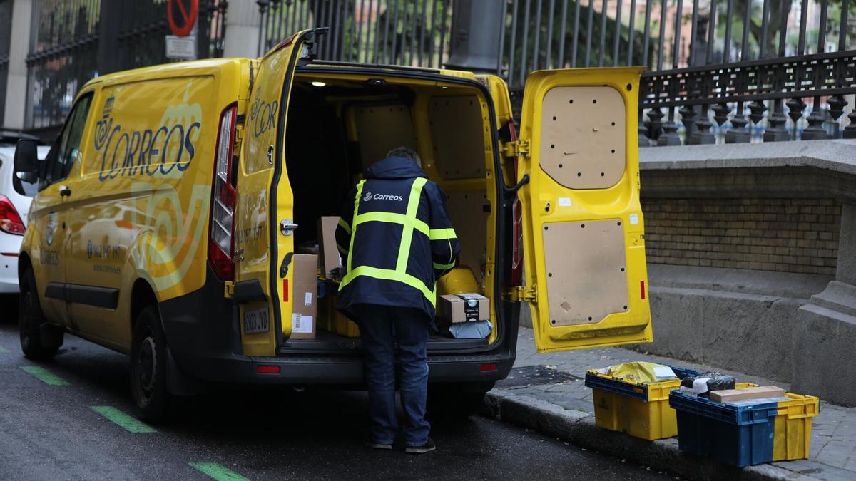 Correos acuerda con los sindicatos recolocar a 800 trabajadores y bajas incentivadas para otros 1.200