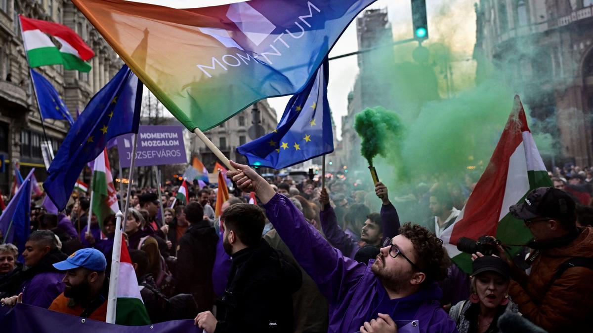 Miles de personas protestan en Budapest contra la ley que prohíbe la marcha del Orgullo