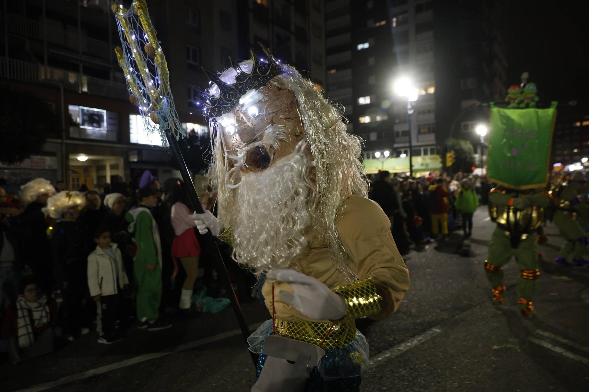 Así fue el multitudinario y espectacular desfile de Antroxu en Gijón (en imágenes)