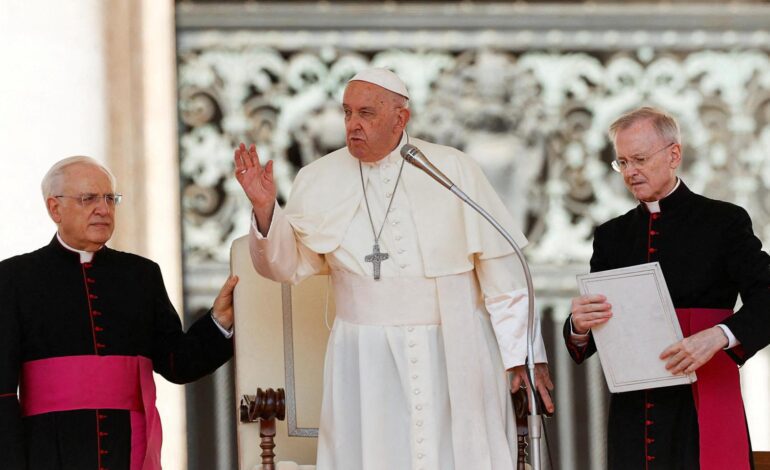 La salud del papa Francisco presenta «ligeras mejorías» aunque la situación sigue siendo «compleja»