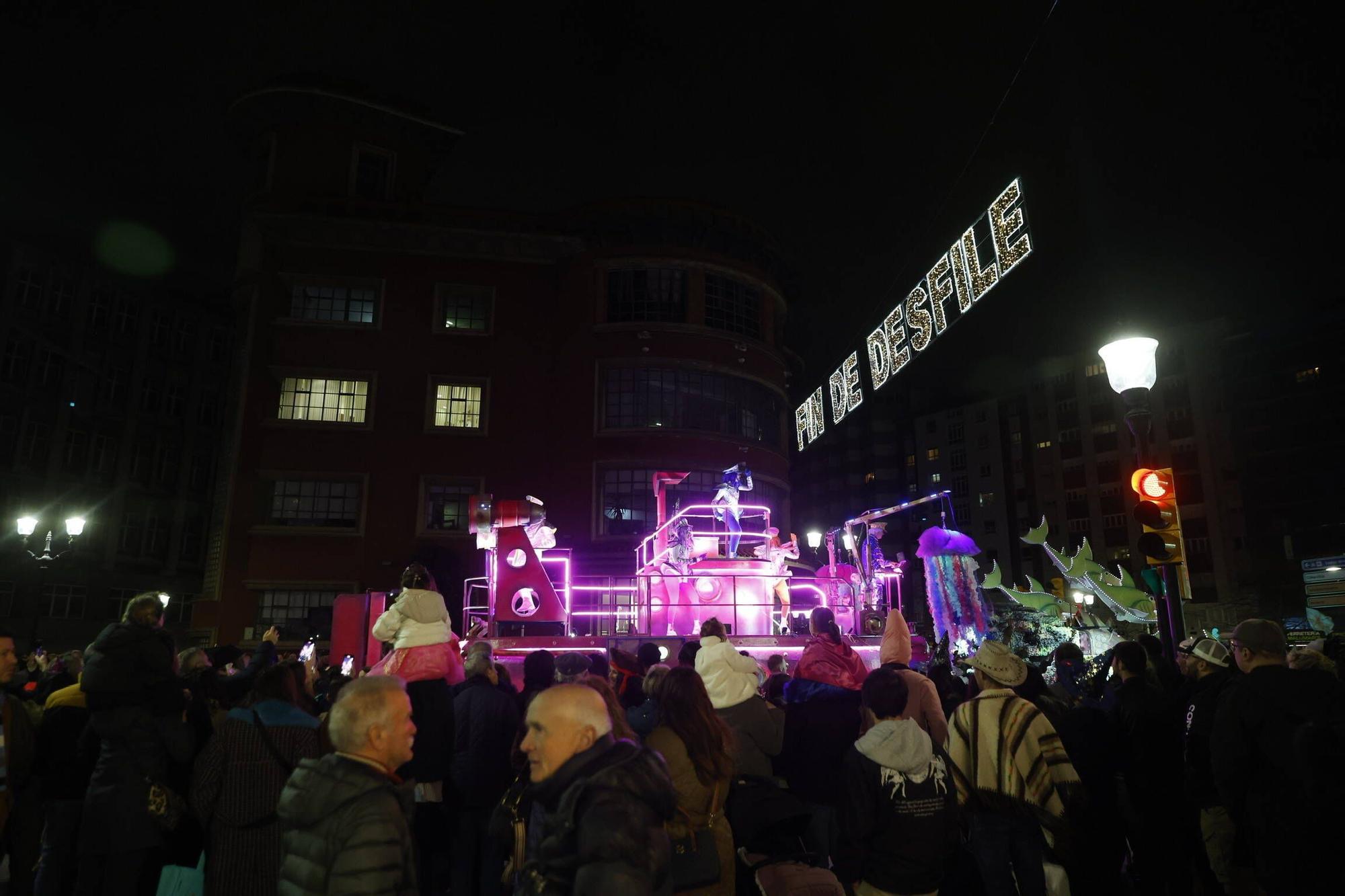 Así fue el multitudinario y espectacular desfile de Antroxu en Gijón (en imágenes)