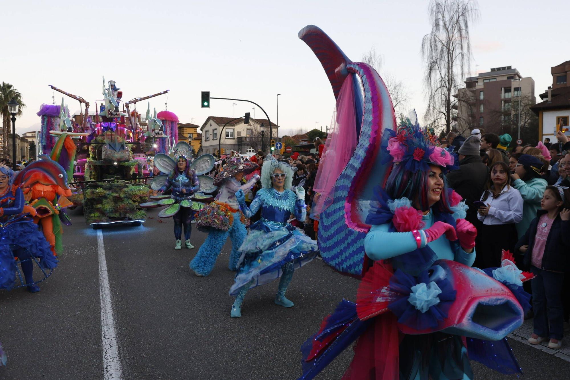 Así fue el multitudinario y espectacular desfile de Antroxu en Gijón (en imágenes)