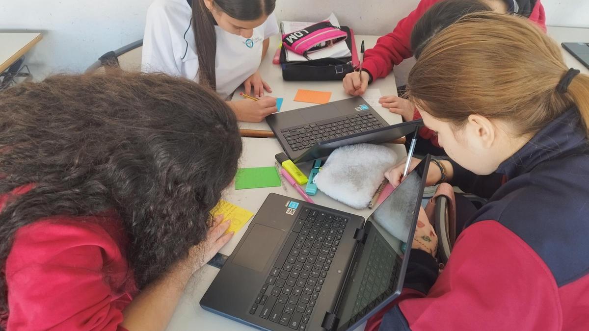 Los alumnos del colegio San Miguel de Gijón celebran el Día de la Ciencia con actividades en todos los cursos