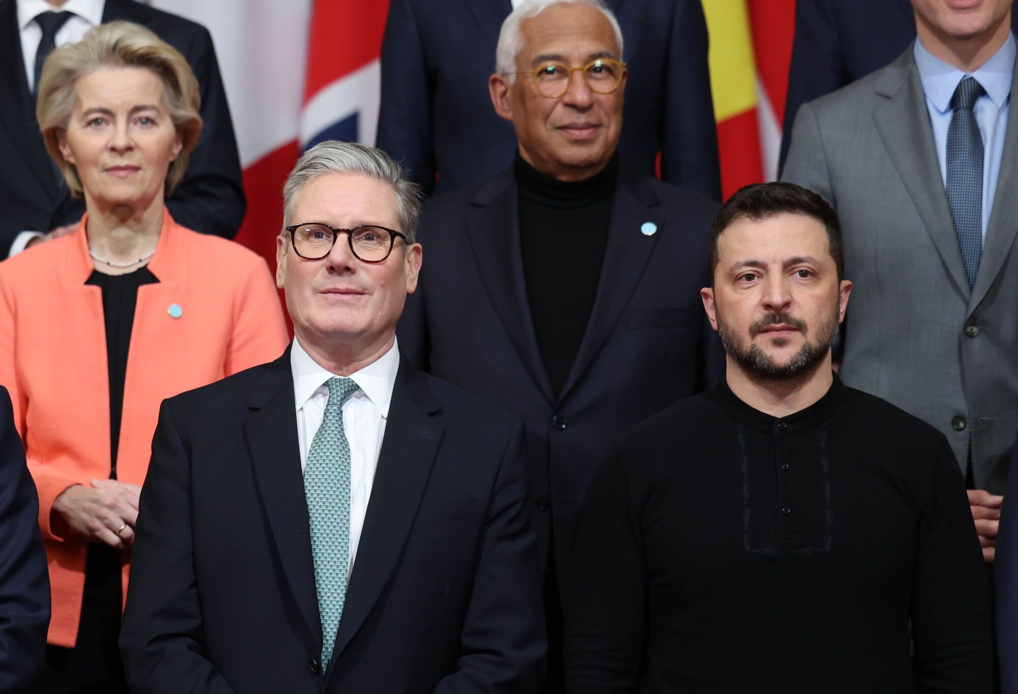 LONDON (United Kingdom), 02/03/2025.- (L-R, front row) British Prime Minister Keir Starmer, Ukrainian President Volodymyr Zelensky (L-R, second row) President of the European Commission Ursula Von der Leyen, President of the European Council Antonio Costa, pose for a family photo ahead of the plenary meeting during a summit on Ukraine, at Lancaster House in London, Britain, 02 March 2025. The British prime minister is hosting a summit of European leaders in London to discuss the ongoing war in Ukraine. (Ucrania, Reino Unido, Londres) EFE/EPA/NEIL HALL/POOL