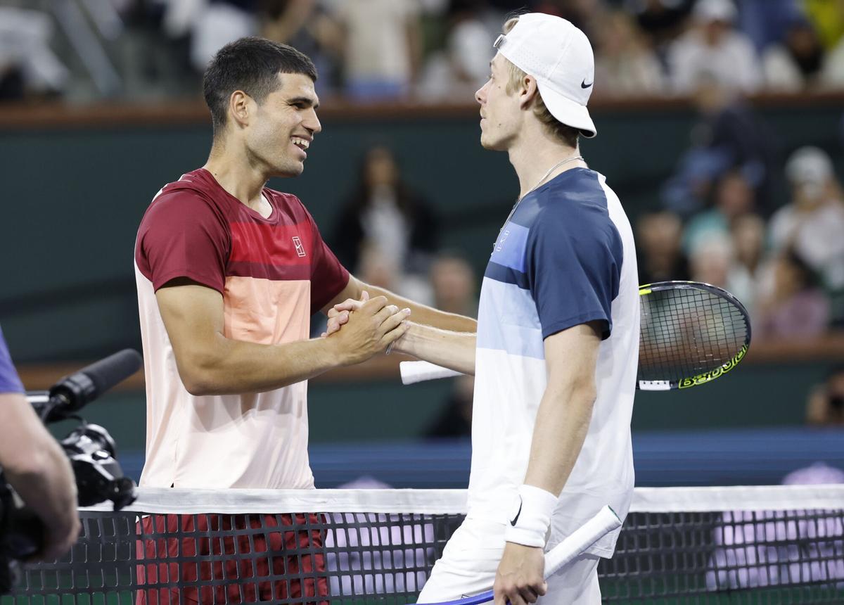 INDIAN WELLS (United States), 11/03/2025.- Carlos Alcaraz of Spain (L) greets Denis Shapovalov of Canada (R) after winnng match point during the men’s third round match of the BNP Paribas Open tennis tournament in Indian Wells, California, USA, 10 March 2025.  (Tenis, España) EFE/EPA/JOHN G. MABANGLO