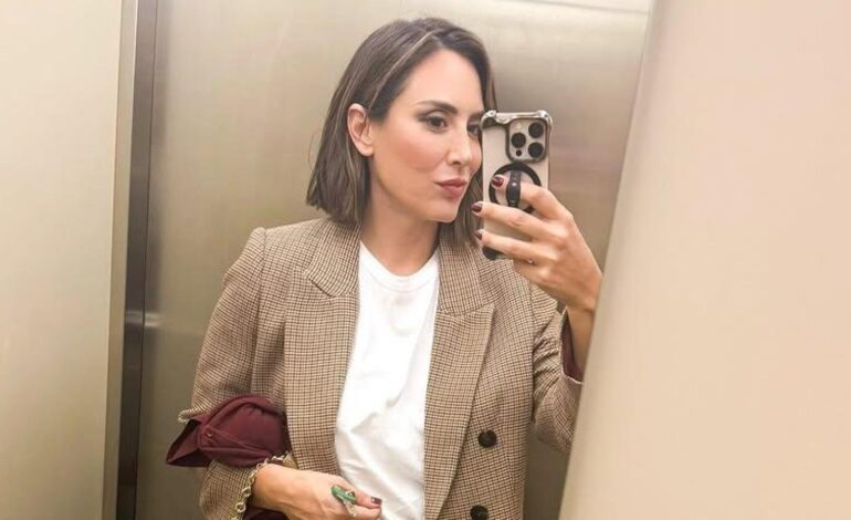 Tamara Falcó combina la chaqueta de cuadros ideal para el trabajo con el bolso de Loewe más deseado