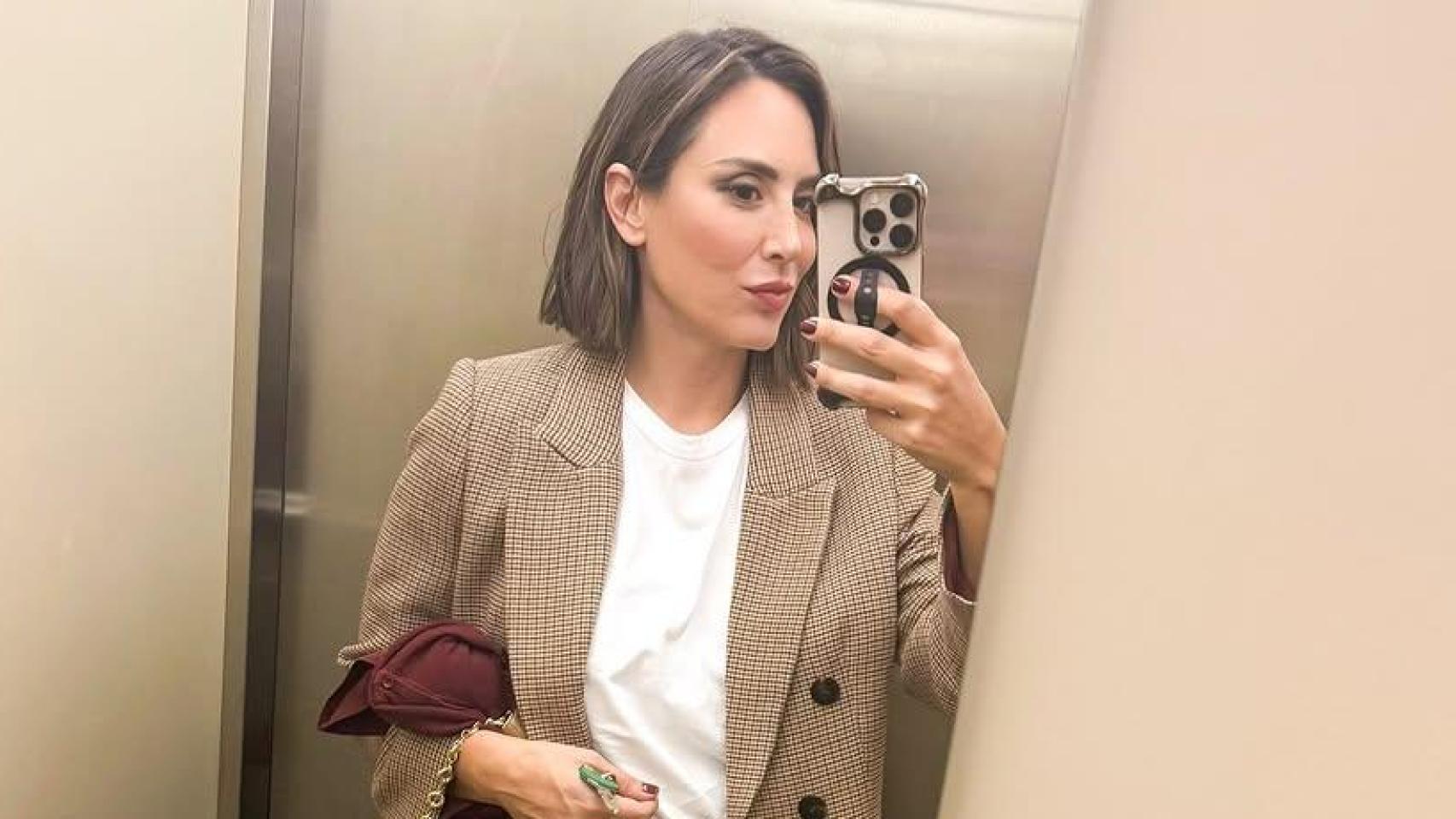 Tamara Falcó combina la chaqueta de cuadros ideal para el trabajo con el bolso de Loewe más deseado