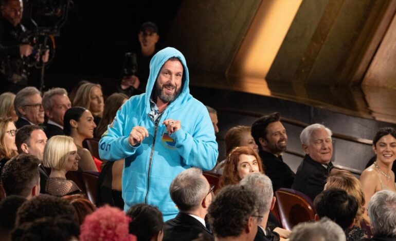 Adam Sandler interrumpe en directo los Oscar tras una broma de Conan O’Brien: «Nadie se había fijado en mi ropa»