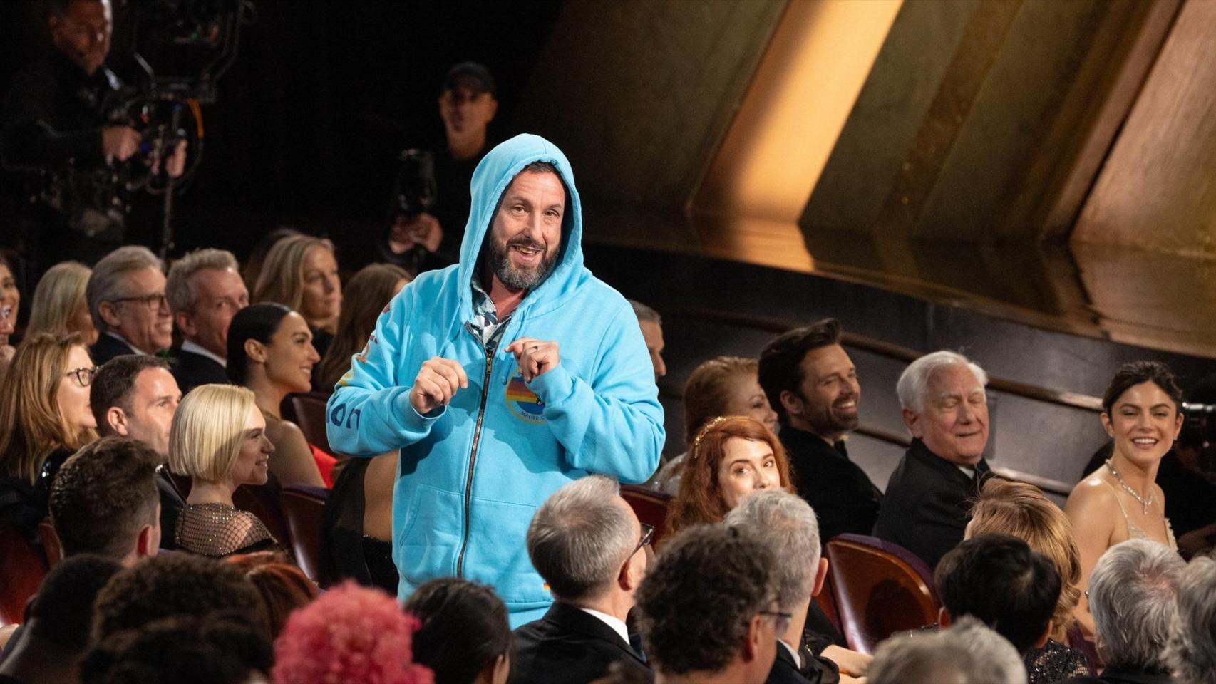 Adam Sandler interrumpe en directo los Oscar tras una broma de Conan O’Brien: «Nadie se había fijado en mi ropa»