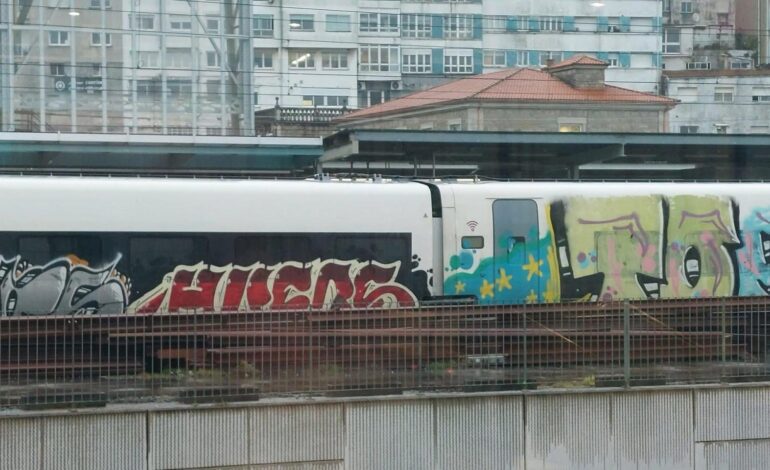 El vandalismo se ceba con los nuevos trenes de Renfe para Rodalies y los AVE a Galicia