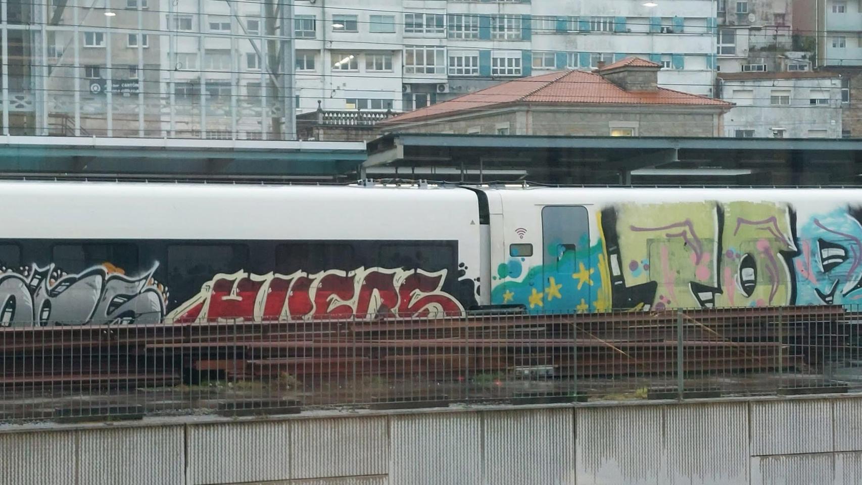 El vandalismo se ceba con los nuevos trenes de Renfe para Rodalies y los AVE a Galicia