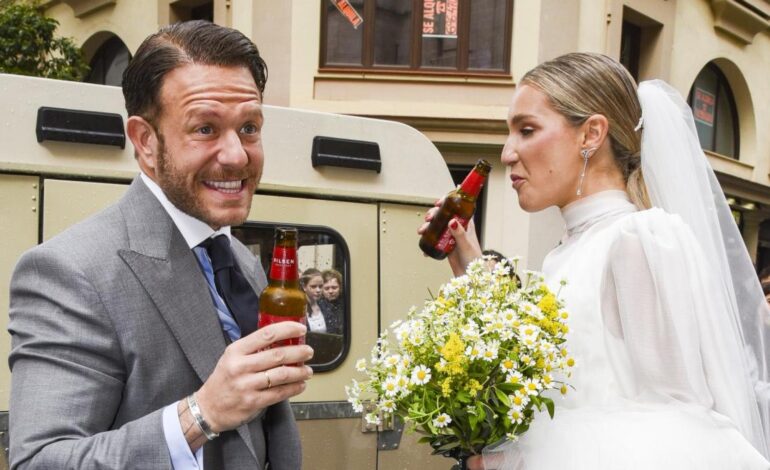 una divertida boda con lluvia y botellines de cerveza