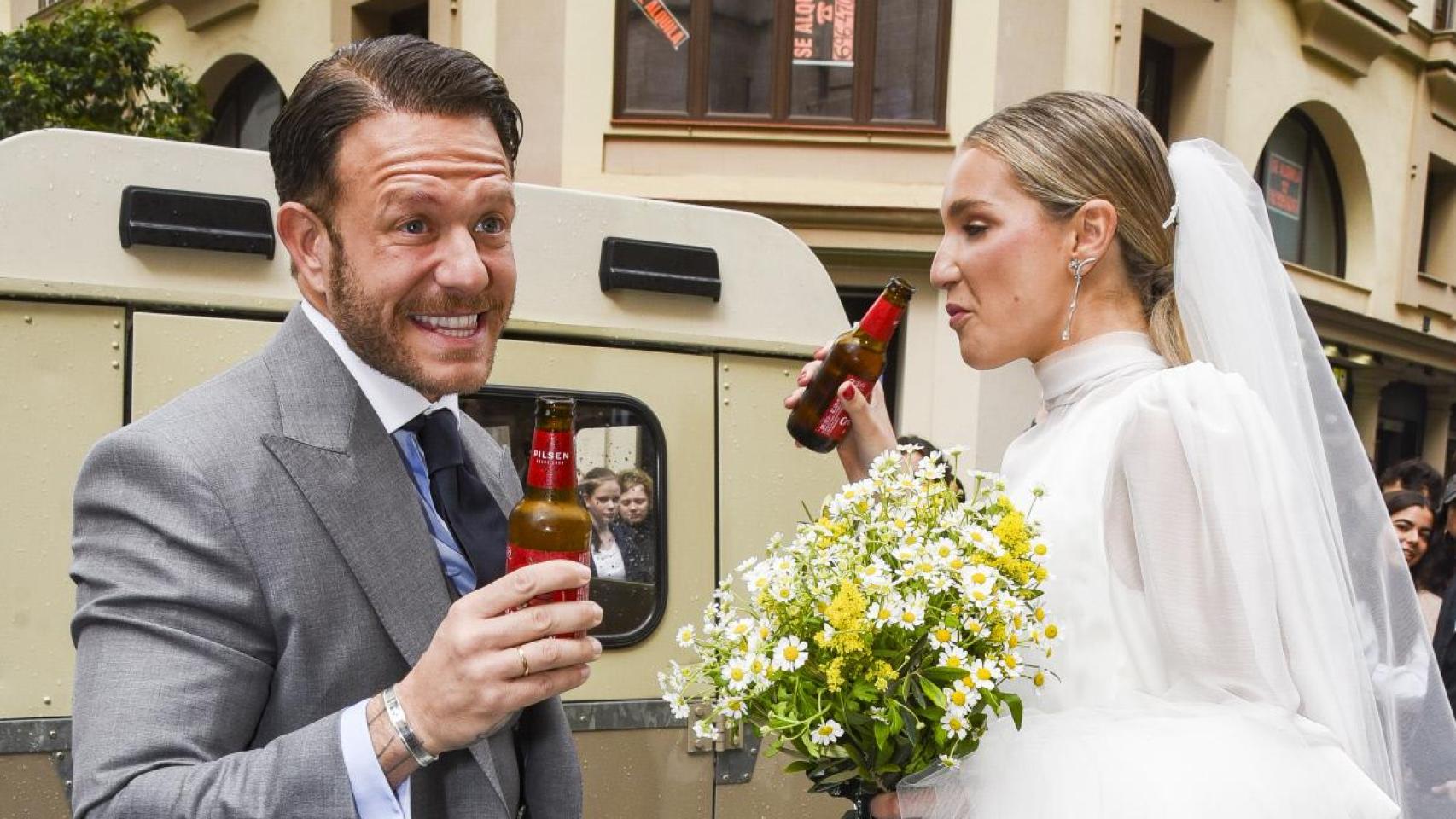 una divertida boda con lluvia y botellines de cerveza