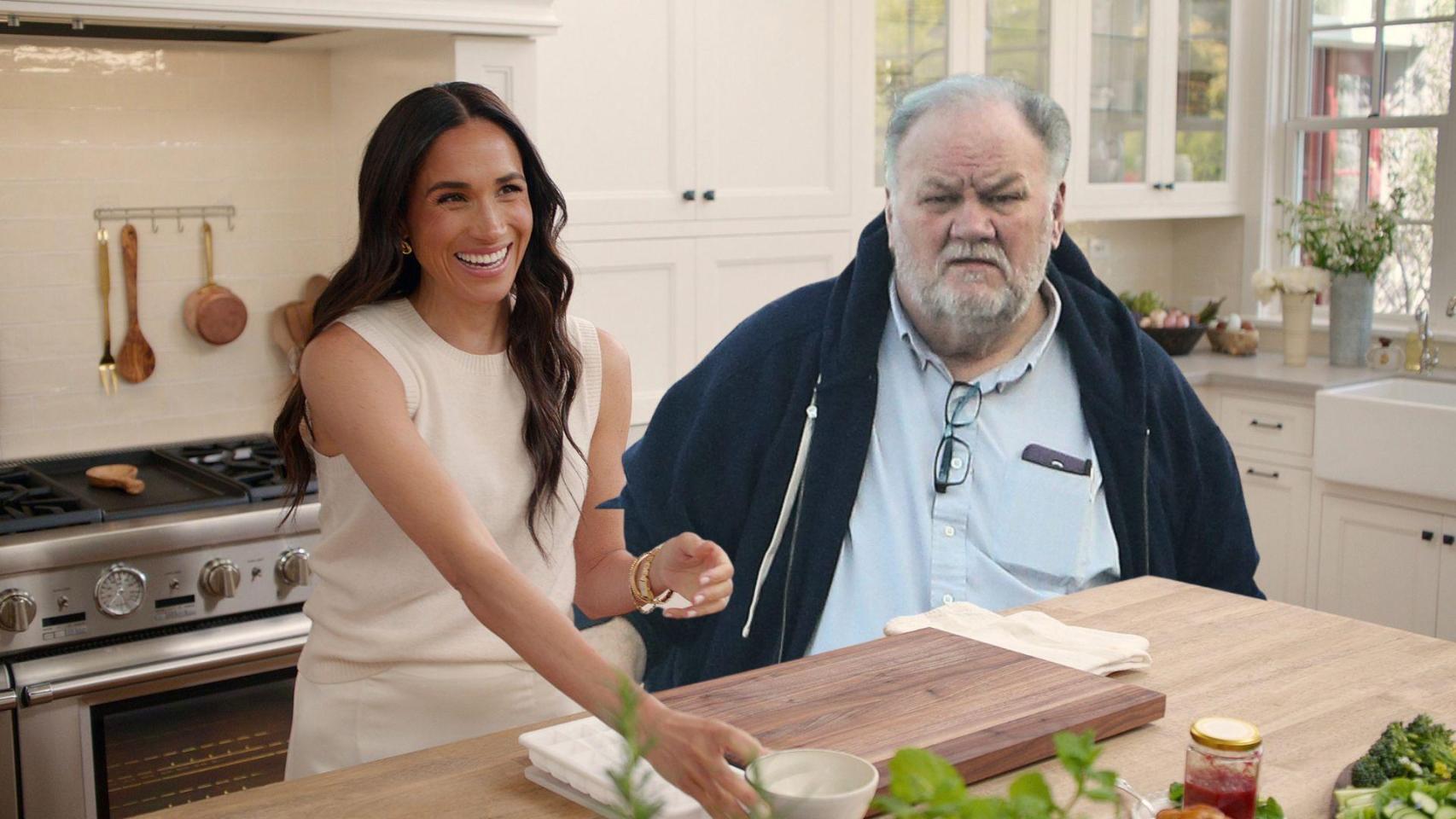 El padre de Meghan Markle niega que la actriz se criara «sola» y con «comida rápida» y lanza burlas y duras críticas