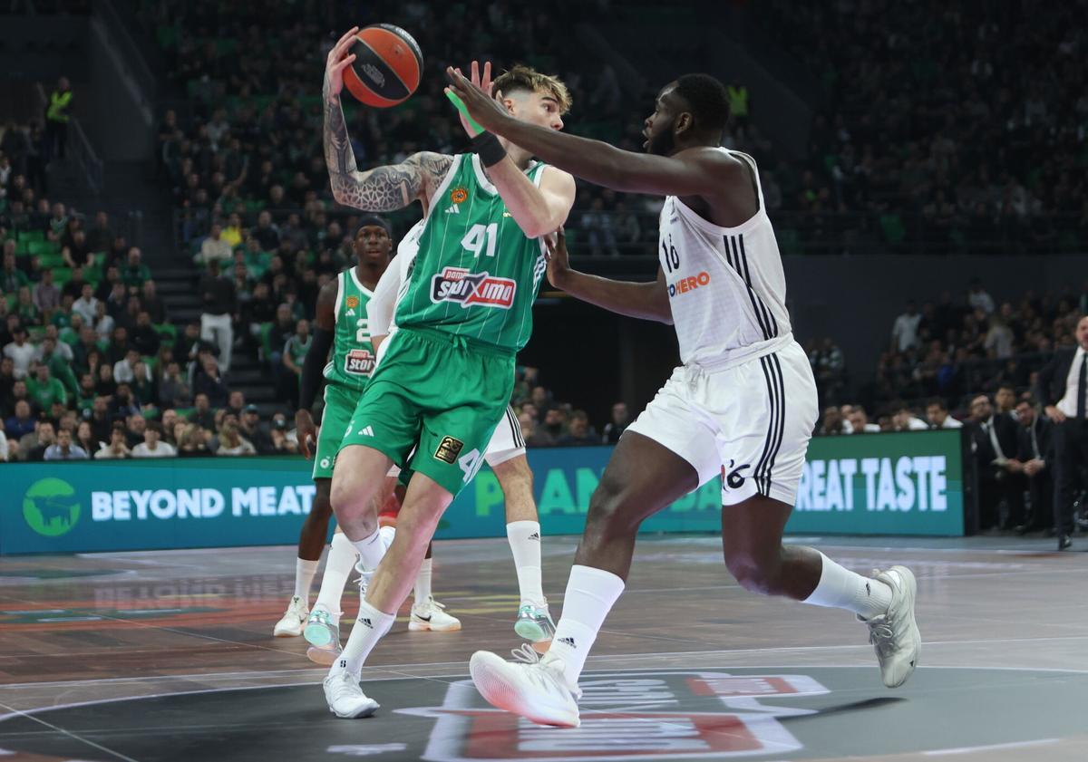 ATHENS (Greece), 06/03/2025.- Panathinaikos' Juancho Hernangomez (L) in action against Real Madrid's Usman Garuba (R), during the Euroleague basketball match between Panathinaikos Athens and Real Madrid, held at the OAKA Indoor Hall in Athens, Greece, 06 March 2025. (Baloncesto, Euroliga, Grecia, Atenas) EFE/EPA/PETE ANDREOU