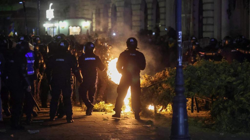 Los oficiales de policía de Rumania Riot en las protestas de los partidarios de Georgescu en Bucarest.