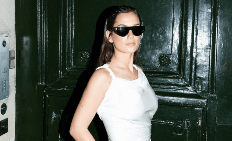 María Pombo apuesta por el efecto ‘glossy wet’ en el front row de Victoria Beckham