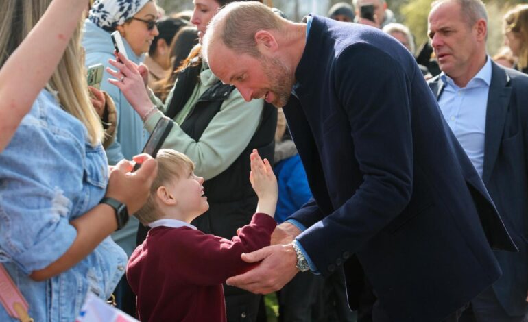 El emotivo abrazo del príncipe Guillermo con un niño en su visita a la ciudad de Willenhall