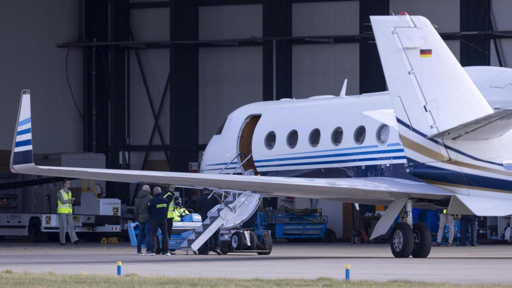 El avión en el que Duterte llegó a La Haya.