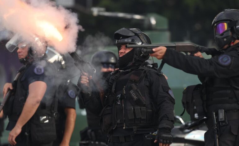 Una protesta de jubilados, apoyada por hinchas de fútbol, desata la mayor represión policial del Gobierno de Milei