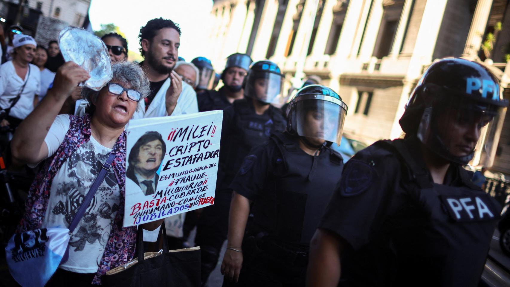 Milei cancela su viaje a España tras acusar a los barrabravas de ‘golpistas’ por sumarse a las protestas de los jubilados