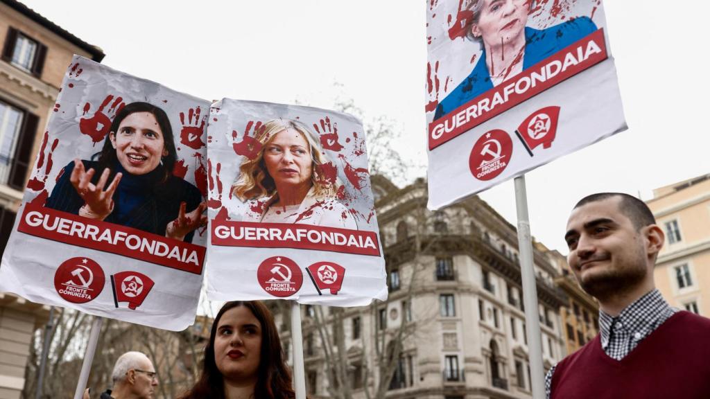 Los manifestantes se manifiestan contra el rearme europeo y la política de defensa compartida.