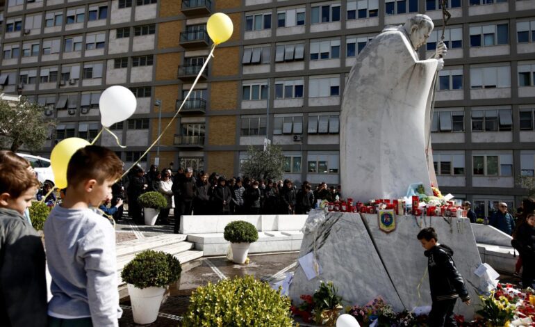 El Papa comunica que se encuentra «frágil» y en un «momento de prueba» tras más de un mes hospitalizado