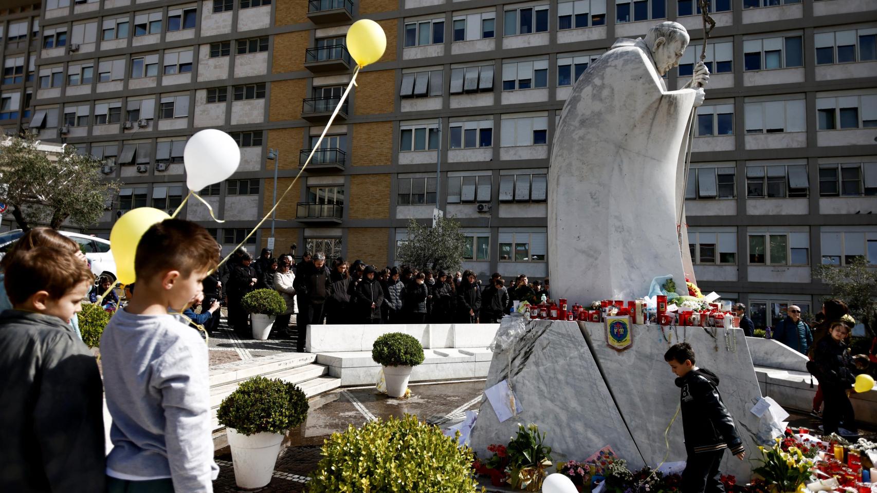 El Papa comunica que se encuentra «frágil» y en un «momento de prueba» tras más de un mes hospitalizado