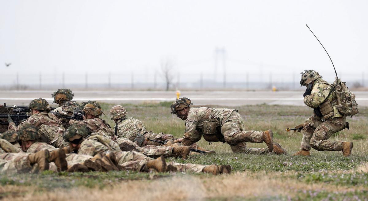 Mihail Kogalniceanu (Romania), 31/03/2023.- US military belonging to the US land forces from 101st American Airborne Division, in action during a demonstrative exercise held at Mihail Kogalniceanu NATO air-base near Constanta city, at the Black Sea shore, in Romania, 31 March 2023. Forces and means belonging to the 1-st Combat Team Brigade 'Bastogne' within the 101st American Airborne Division, performed a drill together with Romanian servicemen inside the 57th Air Base. Approximately 4,700 soldiers from the 101st Airborne have been deployed to various locations across Europe, from which 2,400 are located in Romania. (Rumanía, Estados Unidos, Niza) EFE/EPA/ROBERT GHEMENT