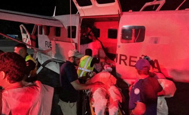 mueren 12 personas al estrellarse un avión poco después de despegar