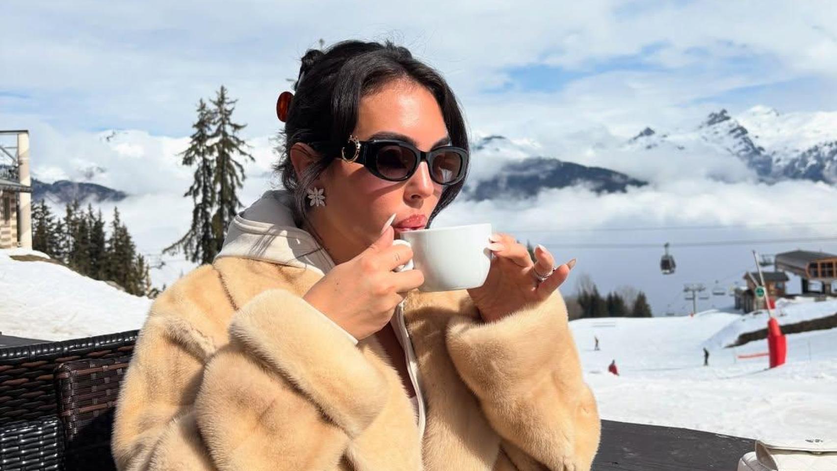 Georgina Rodríguez tiene el abrigo de pelo perfecto para unos días de nieve en los Alpes