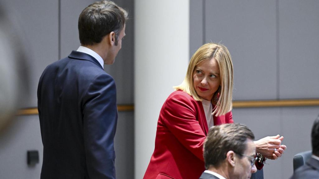 El primer ministro italiano, Giorgia Meloni, habla con el presidente francés, Emmanuel Macron, durante el Consejo Europeo este jueves en Bruselas