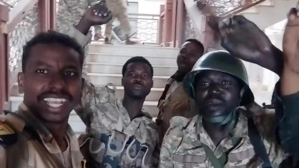 Miembros del ejército sudanés dentro del Palacio Presidencial Jardtum.