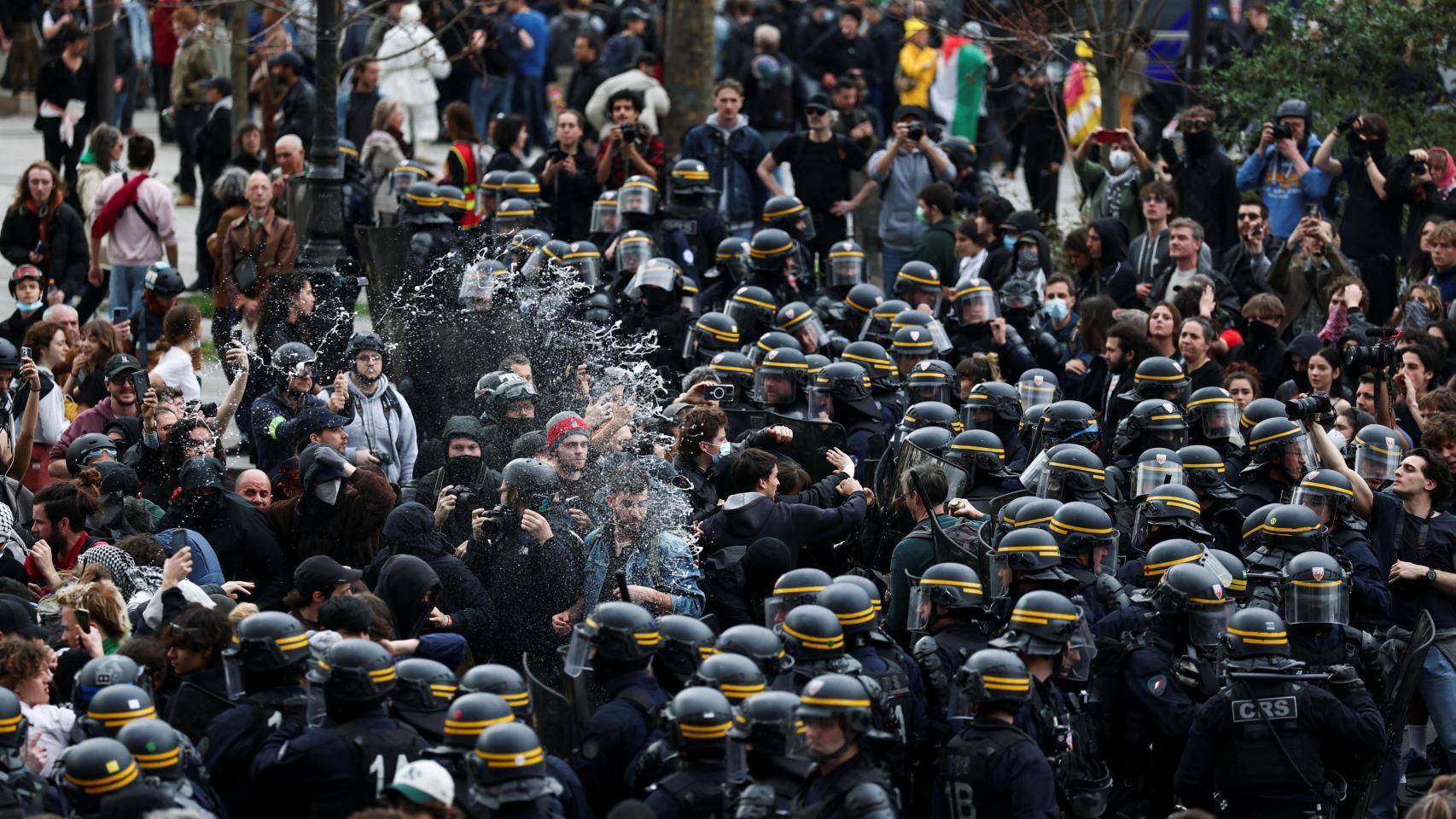 Las protestas en contra del racismo en París derivan en enfrentamientos contra la policía y desórdenes públicos