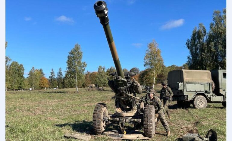 Paracaidistas españoles montan una pieza de artillería L108 de calibre 105 en Eslovaquia