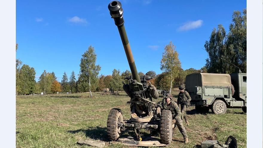 Paracaidistas españoles montan una pieza de artillería L108 de calibre 105 en Eslovaquia