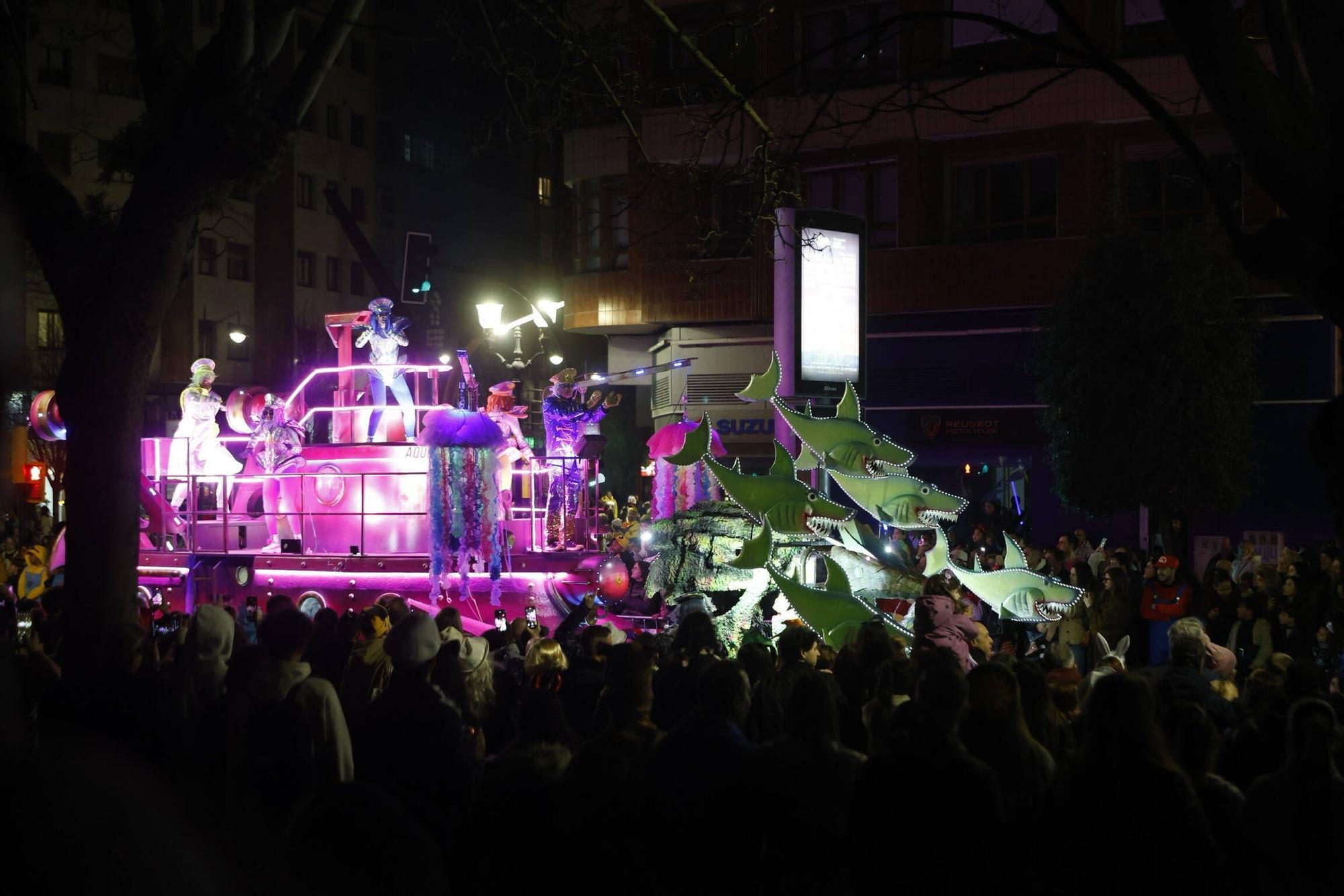 Así fue el multitudinario y espectacular desfile de Antroxu en Gijón (en imágenes)