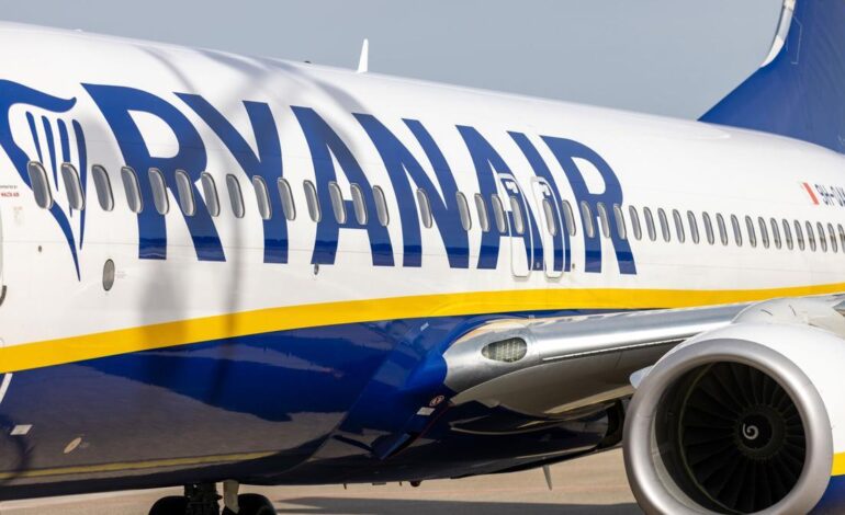 RYANAIR EQUIPAJE DE MANO | La OCU lleva a Ryanair a los tribunales por «obligar» a pagar un suplemento por el equipaje de mano a sus pasajeros