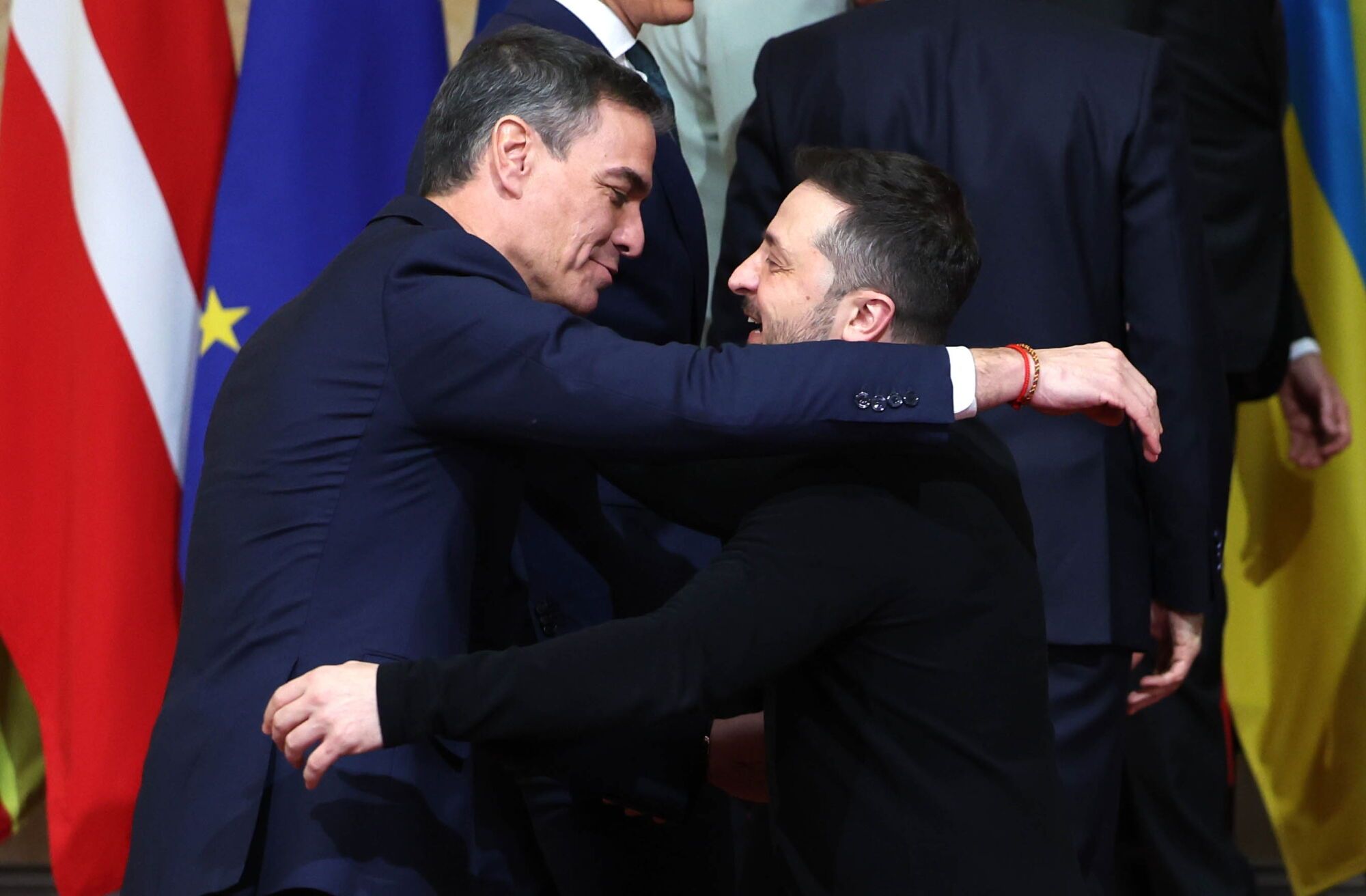 LONDON (United Kingdom), 02/03/2025.- Spain's Prime Minister Pedro Sanchez (L) hugs Ukraine's President Volodymyr Zelensky during a family photo ahead of a plenary meeting as European leaders gather for a summit on Ukraine at Lancaster House in London, Britain, 02 March 2025. The British prime minister is hosting a summit of European leaders in London to discuss the ongoing war in Ukraine. (España, Ucrania, Reino Unido, Londres) EFE/EPA/NEIL HALL/POOL