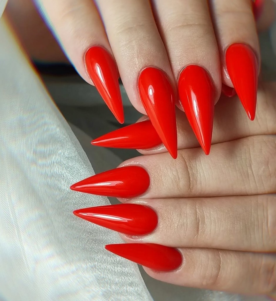 Manicura roja clásica - @Rossinals_