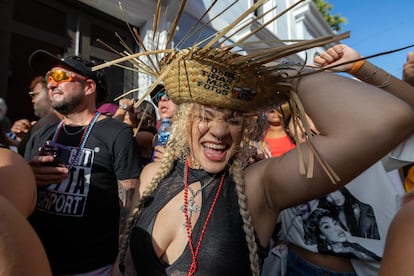 Una mujer luce una 'pava' con el nombre del disco de Bad Bunny en las fiestas de la calle de San Sebastián.