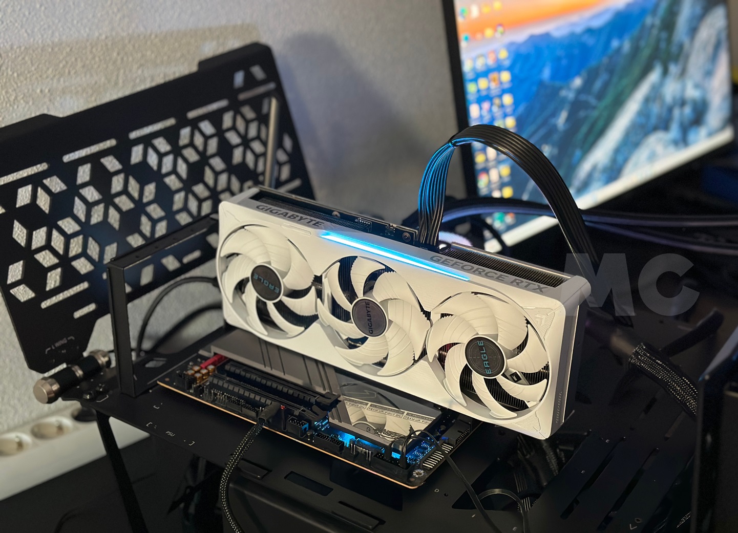 Banco de pruebas GeForce RTX 5070 Ti EAGLE OC ICE SFF 16G