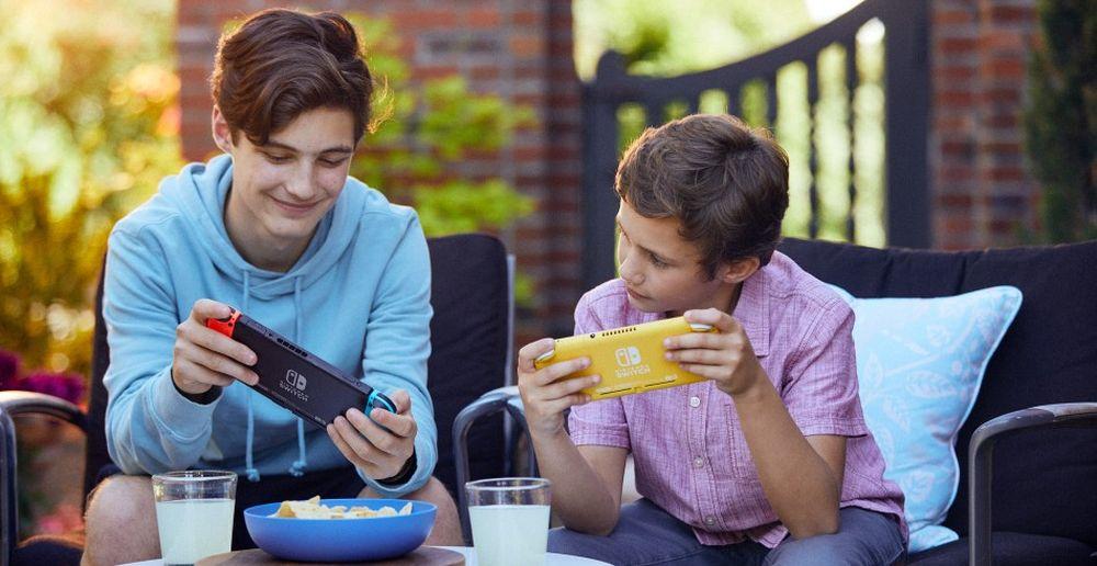 Los hermanos juegan con el Nintendo Switch en modo portátil