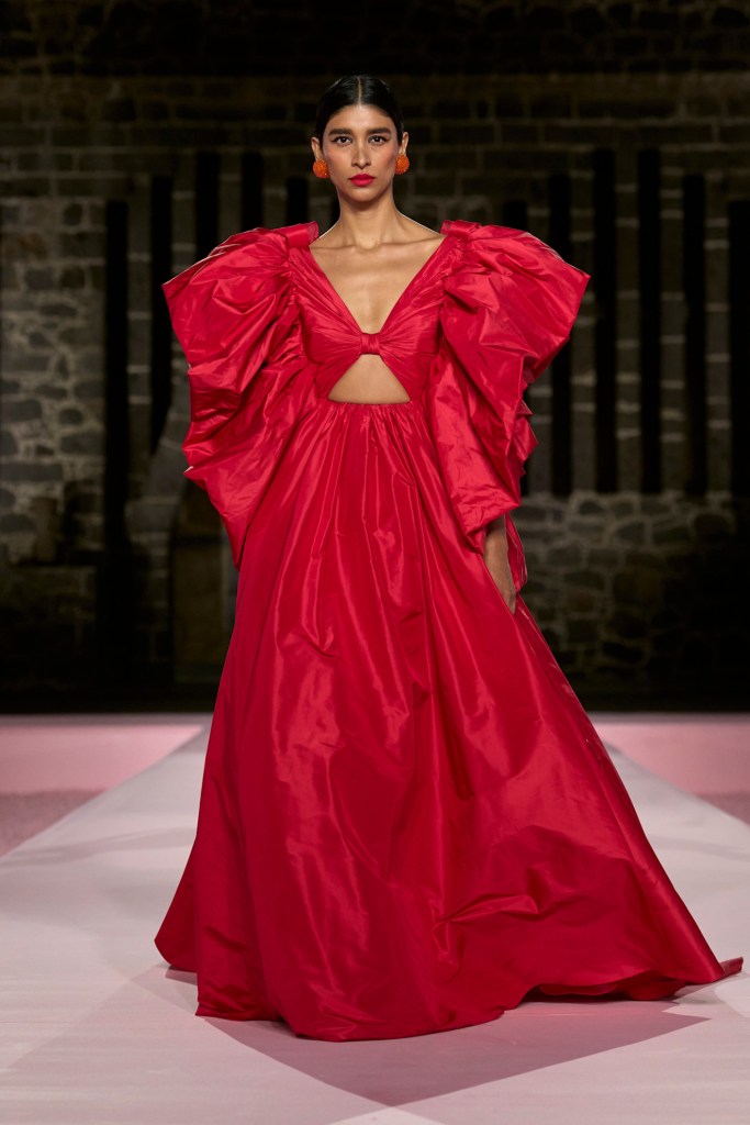 Vestido rojo visto en Carolina Herrera Parade - Spotlight de lanzamiento